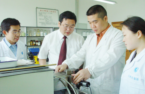 杨生荣副院长在实验室工作